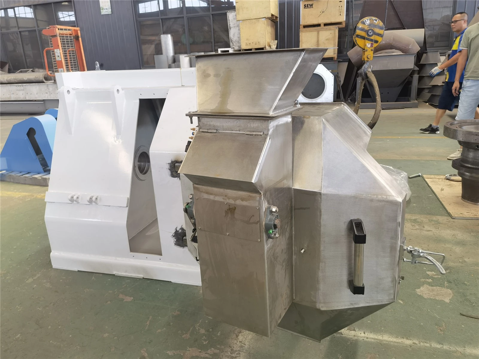Food pellet making machine
